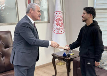 Konya Valisi’nden Suriyeli gence hediye cep telefonu