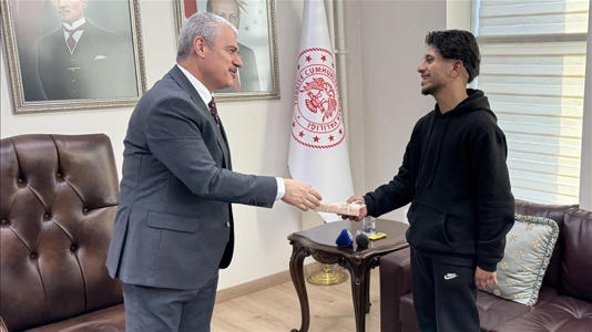 Konya Valisi’nden Suriyeli gence hediye cep telefonu 1 Konya Valisi’nden Suriyeli gence hediye cep telefonu