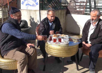 Atıl araba lastiklerinden oturma grubu yaptı