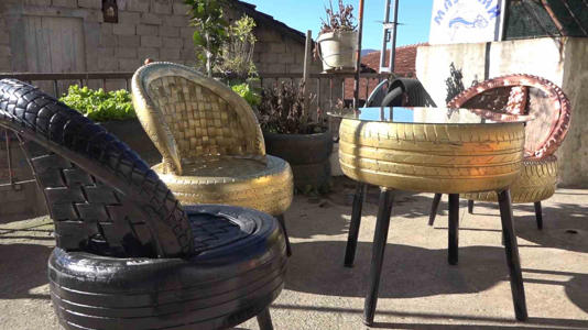 Atıl araba lastiklerinden oturma grubu yaptı