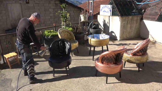 Atıl araba lastiklerinden oturma grubu yaptı