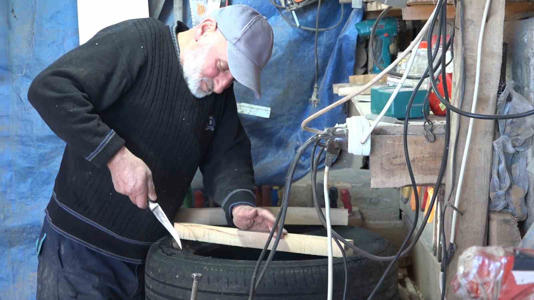 Atıl araba lastiklerinden oturma grubu yaptı