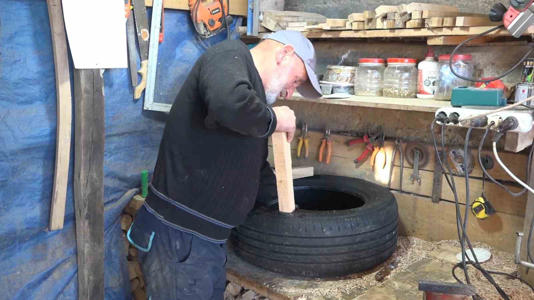 Atıl araba lastiklerinden oturma grubu yaptı