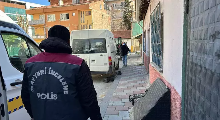 Mehdi olduğunu iddia eden kişi babasını öldürdü: Din düşmanıydı!