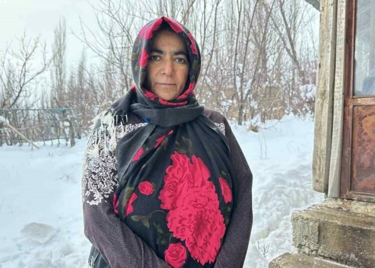 Köyde tek başına! 4 ay sadece makarna yiyerek hayatta kaldı 1 Köyde tek başına! 4 ay sadece makarna yiyerek hayatta kaldı