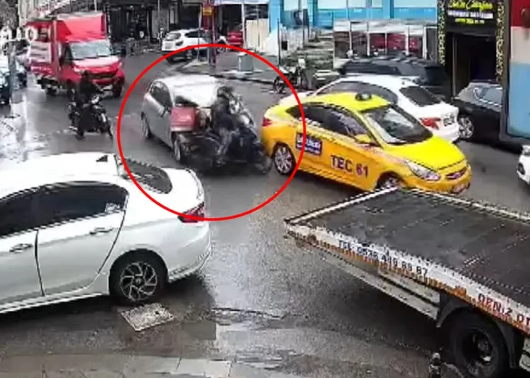 Aracının aynasını kıran motorlu kuryeyi ezdi! 1 Aracının aynasını kıran motorlu kuryeyi ezdi!