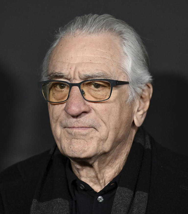 80 yaşında tekrar baba olan Robert de Niro, şimdi kızıyla çizgi film izliyor