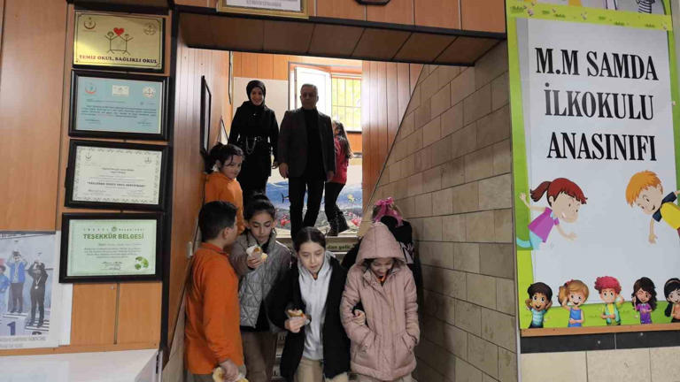 İlkokul öğretmeni ile aynı okulda mesai arkadaşı oldu