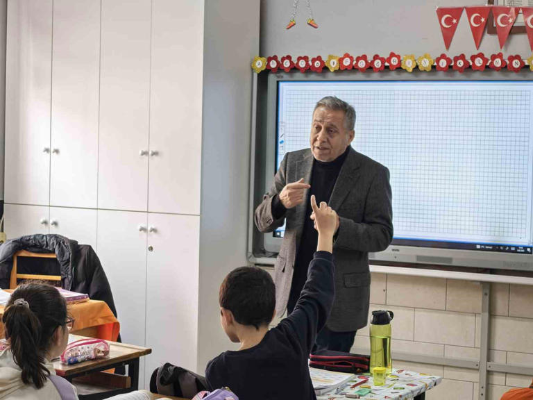 İlkokul öğretmeni ile aynı okulda mesai arkadaşı oldu