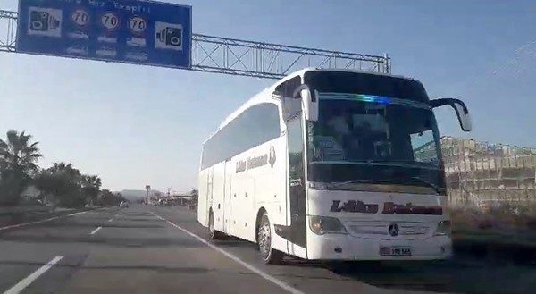 Yolu kısaltmak için ters yöne giren yolcu otobüsüne 9 bin TL ceza 1 Yolu kısaltmak için ters yöne giren yolcu otobüsüne 9 bin TL ceza
