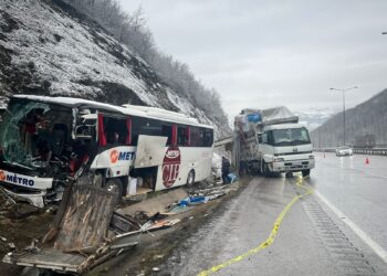 Yolcu otobüsü kamyona çarptı: Şoför öldü, 16 yaralı