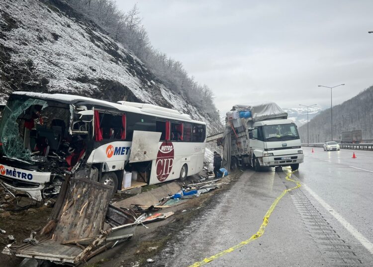Yolcu otobüsü kamyona çarptı: Şoför öldü, 16 yaralı 1 Yolcu otobüsü kamyona çarptı: Şoför öldü, 16 yaralı