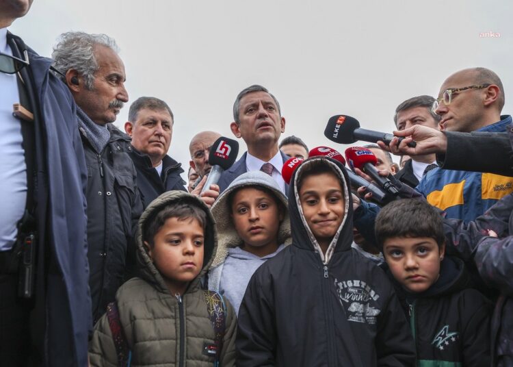 Özel'den Erdoğan'a: 'Allah’ın cahili, ne Brecht'i bilir ne şiiri' 1 Özel’den Erdoğan’a: ‘Allah’ın cahili, ne Brecht’i bilir ne şiiri’