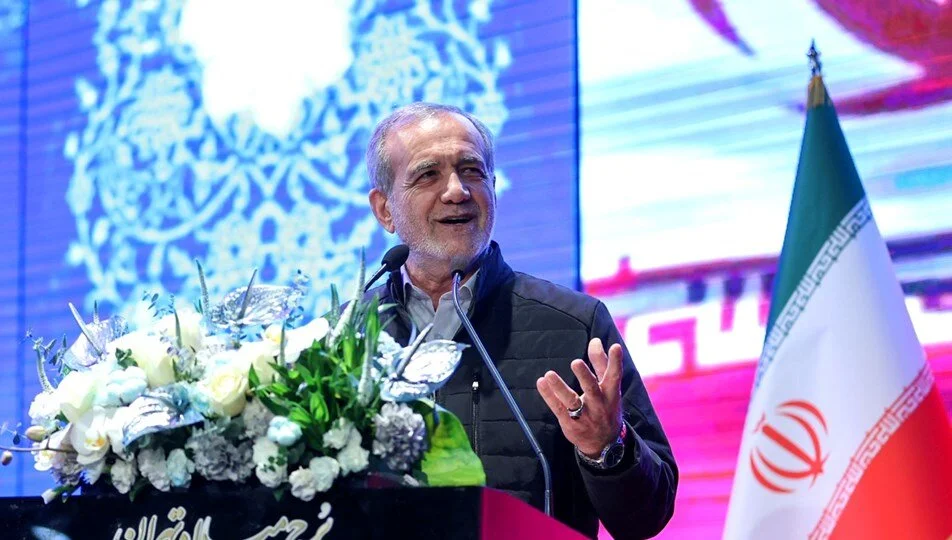 İran Cumhurbaşkanı Pezeşkiyan, Türkçe şiir okuyunca uyarıldı