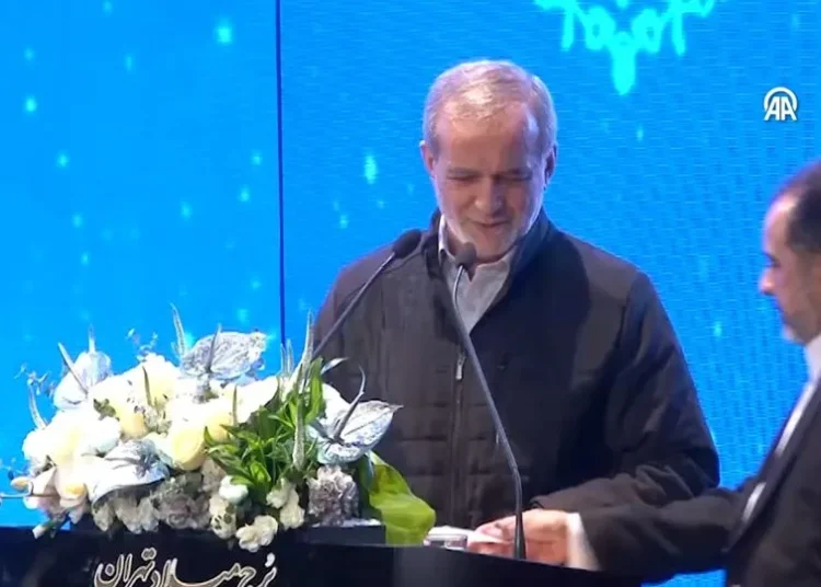 İran Cumhurbaşkanı Pezeşkiyan, Türkçe şiir okuyunca uyarıldı 1 İran Cumhurbaşkanı Pezeşkiyan, Türkçe şiir okuyunca uyarıldı