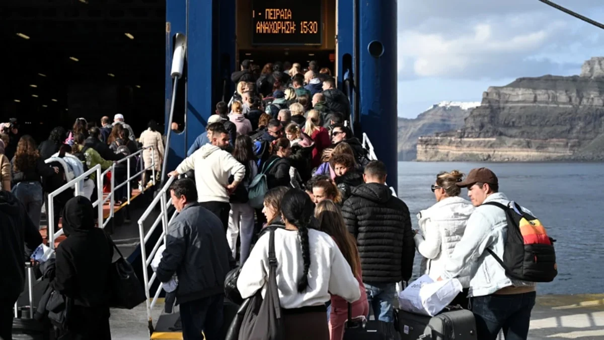 Santorini adasından kaçış! Ege’deki deprem hareketliliği halkı korkuttu 5 Santorini adasından kaçış! Ege’deki deprem hareketliliği halkı korkuttu