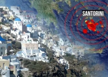 Santorini diken üstünde: Olağanüstü hal ilan edildi, binlerce kişi adayı terk etti