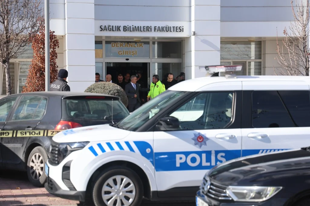 Selçuk Üniversitesi'nde silahlı saldırı! Dekan yardımcısı, eski öğrenci tarafından vuruldu