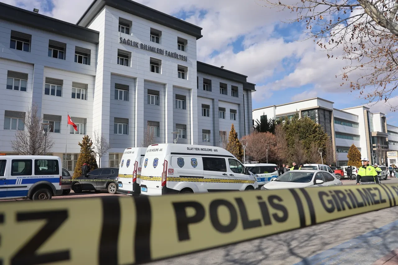 Selçuk Üniversitesi'nde silahlı saldırı! Dekan yardımcısı, eski öğrenci tarafından vuruldu 5 Selçuk Üniversitesi'nde silahlı saldırı! Dekan yardımcısı, eski öğrenci tarafından vuruldu