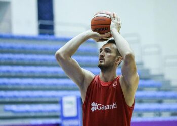 Milli basketbolcu Semih Erden kariyerini noktaladı
