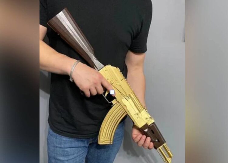 Oyuncak tüfekle kasiyeri tehdit edip para gaspetti