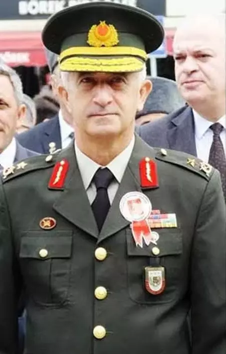 Teğmenlerin ihracına şerh koyan komutanlar kızağa çekilmiş! Korgeneral istifa etti
