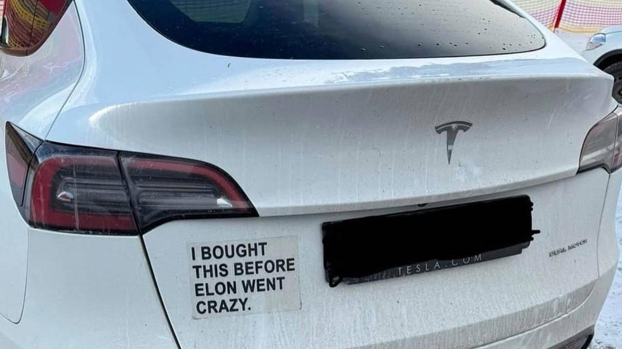 Tesla’cılar araçlarına çıkartma yapıştırıyor: Elon Musk delirmeden önce aldım