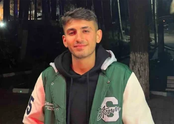 Annesine bıçak çeken oğlunun başına keserle vurarak öldürdü