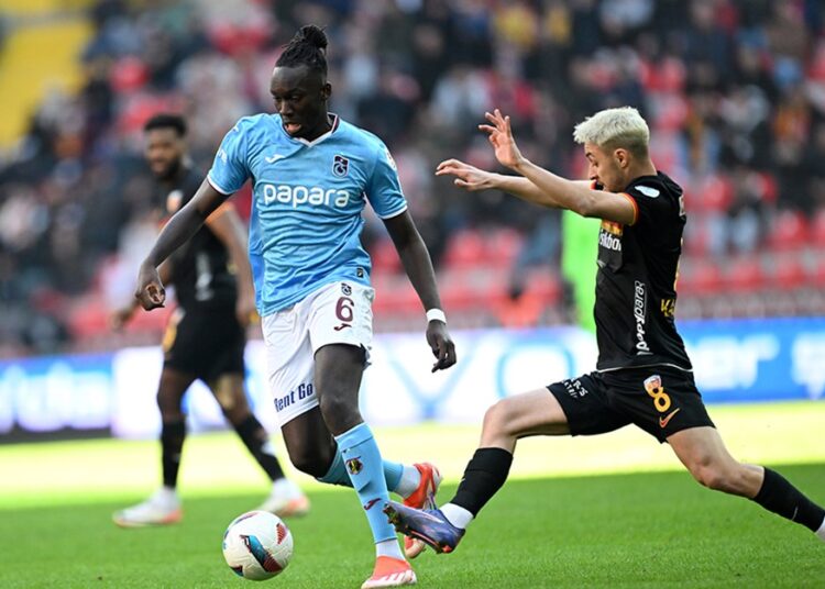 Kayseri'de gol sesi çıkmadı: Trabzonspor maçı 10 kişi tamamladı 1 Kayseri’de gol sesi çıkmadı: Trabzonspor maçı 10 kişi tamamladı