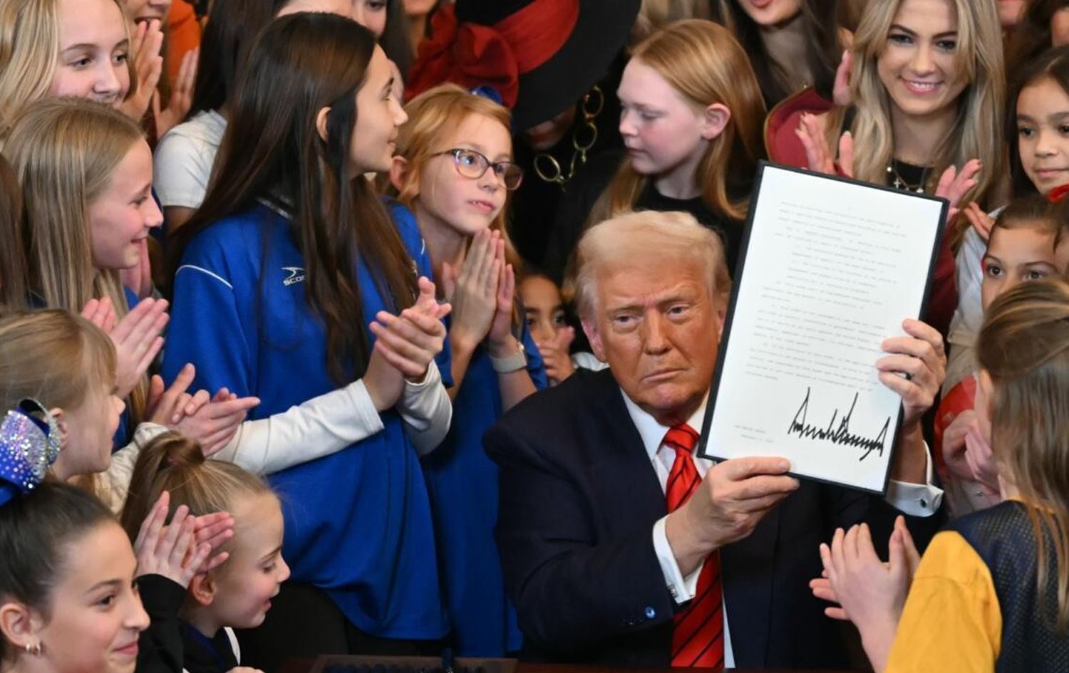 Trump, ‘trans’ sporcuları kadın müsabakalarından men eden kararnameyi imzaladı