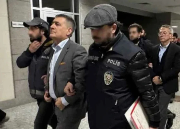 İktidar ‘dezenformasyon’ adı altında her muhalif sesi eziyor: Saray’ın arzusu ‘pembe gazete’ mi? 1 İktidar ‘dezenformasyon’ adı altında her muhalif sesi eziyor: Saray’ın arzusu ‘pembe gazete’ mi?