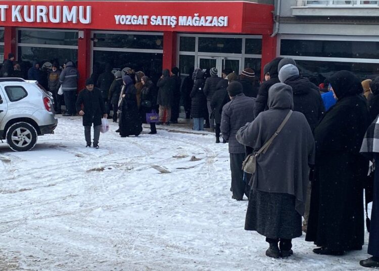 Kar altında ucuz et kuyruğu: Saatlerce beklediler 1 Kar altında ucuz et kuyruğu: Saatlerce beklediler