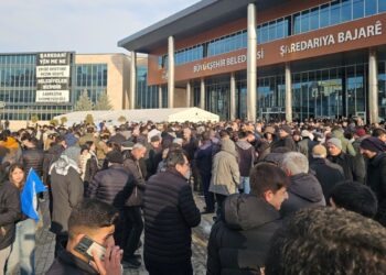 Van’da halk, ‘kayyım’ ihtimaline karşı geceyi belediyede geçirecek
