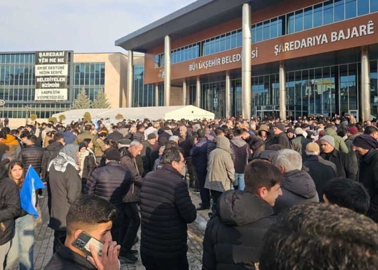 Van'da halk, 'kayyım' ihtimaline karşı geceyi belediyede geçirecek 1 Van’da halk, ‘kayyım’ ihtimaline karşı geceyi belediyede geçirecek