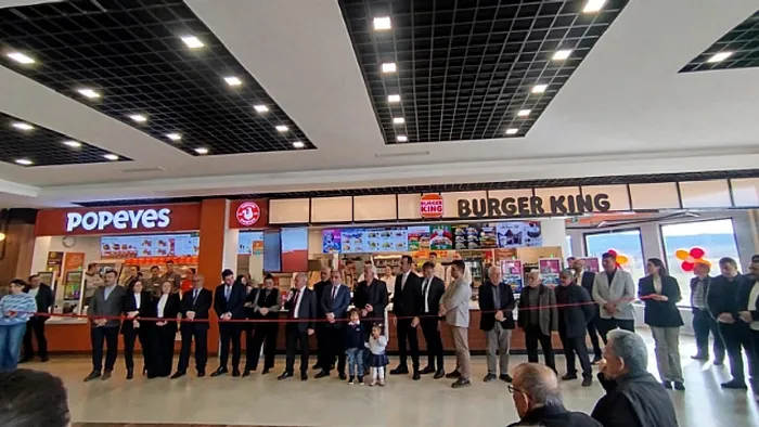 Afyon'da 'Burger King' krizi: Açılışa katılan AKP'li başkandan istifası alındı 1 Afyon’da ‘Burger King’ krizi: Açılışa katılan AKP’li başkandan istifası alındı