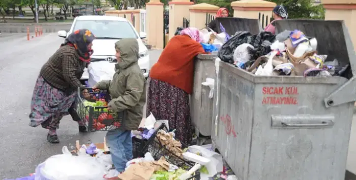 ALO 144 Sosyal Yardım Hattı’na rekor başvuru 1 Yoksulluk derinleşiyor: Devletten yardım isteyenlerin sayısı 10 yılda 3 kat arttı
