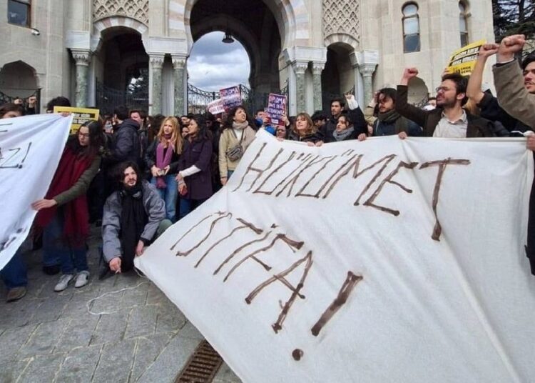 Ekrem İmamoğlu, emniyette gözaltına alınan öğrencilere sarıldı