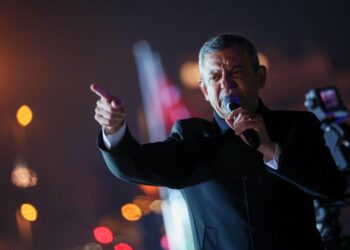 Özgür Özel’den çağrı: Evlerinize Türk bayraklarını asın ve sandığa koşun