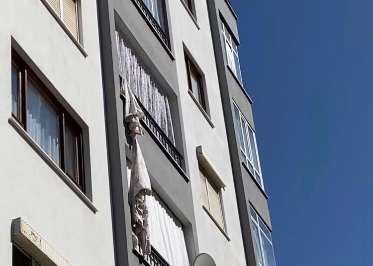 Uç uca bağladığı çarşaflarla alt balkona inmek istedi, 4’üncü kattan aşağıya düştü