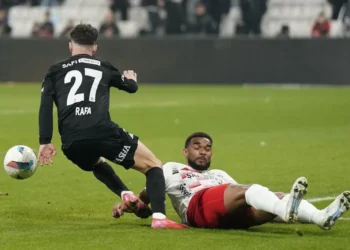 Beşiktaş evinde mağlup! 10 kişi kalan Gaziantep, 1-0 yenikken 2-1 galip gelmeyi başardı