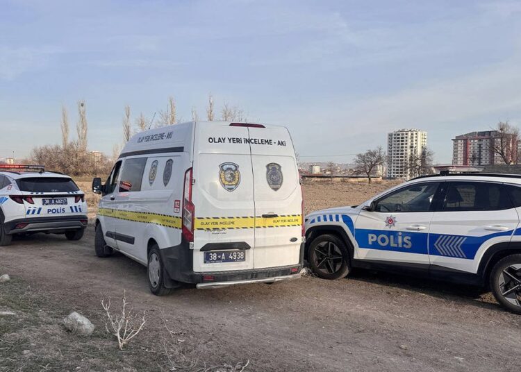 Boş bir arazide 3 kişi baygın, 1 kişi ölü bulundu 1 Boş bir arazide 3 kişi baygın, 1 kişi ölü bulundu