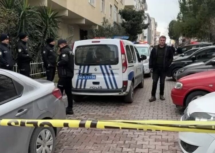 Eşini ve 3 çocuğunu öldürüp intihar etti 1 Eşini ve 3 çocuğunu öldürüp intihar etti