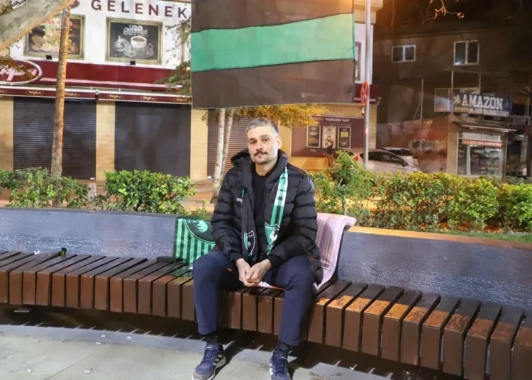Denizlispor Başkanı, takıma sahip çıkılmadığı için şehir meydanında açlık grevine başladı