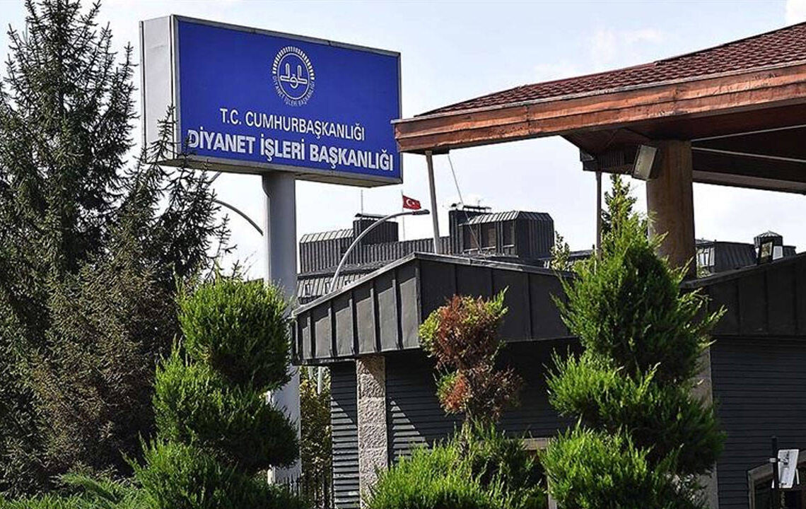 Diyanet'te atamalar: Ali Erbaş döneminin kadroları görevden alındı 1 Diyanet harcamaları, 2025’te de sürüyor: 1,9 milyon TL’ye fetva kitabı bastırılacak