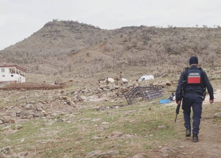 İki aile arasında silahlı kavga: 3 ölü, 3 yaralı 1 İki aile arasında silahlı kavga: 3 ölü, 3 yaralı