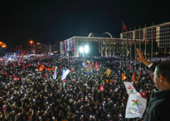 Saraçhane’ye akın eden on binler, gözaltına alınan Ekrem İmamoğlu’na sahip çıktı