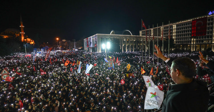 Saraçhane’ye akın eden on binler, gözaltına alınan Ekrem İmamoğlu’na sahip çıktı