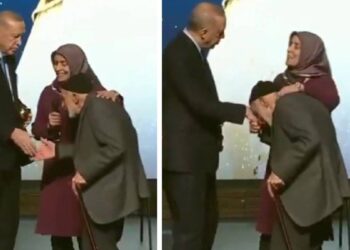 Cumhurbaşkanı Erdoğan, 92 yaşındaki vatandaşa elini öptürdü