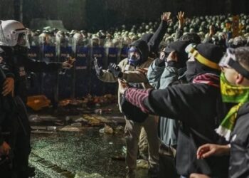 Polisten boykot eylemlerine destek verenlerin evlerine şafak baskınları