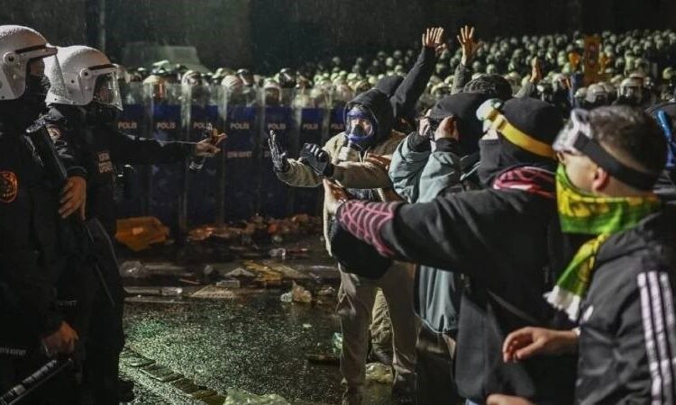 Polisten boykot eylemlerine destek verenlerin evlerine şafak baskınları